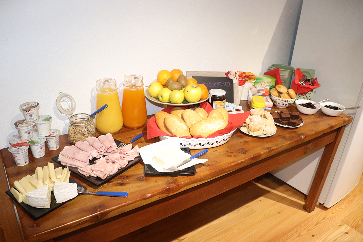 TAVOLO COLAZIONE IMG_1864